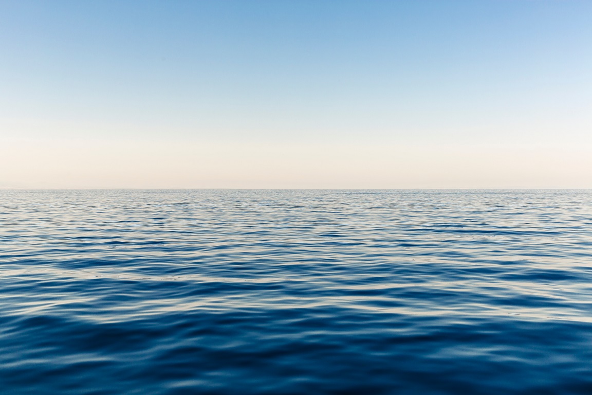 Eerste drijvende zonnepark op zee ter wereld opgeleverd